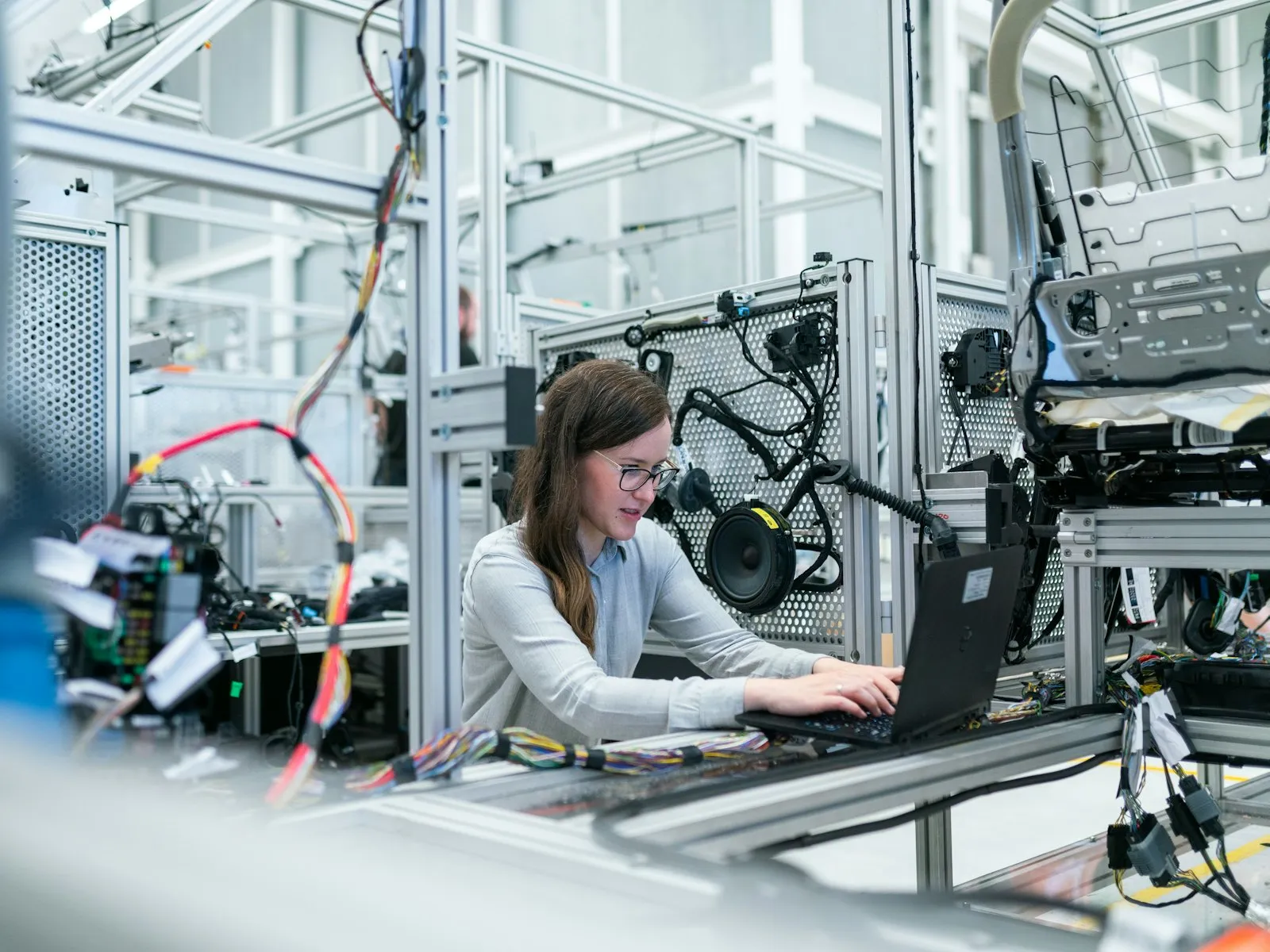 장비 랙 앞에서 노트북으로 배선을 확인하는 연구원